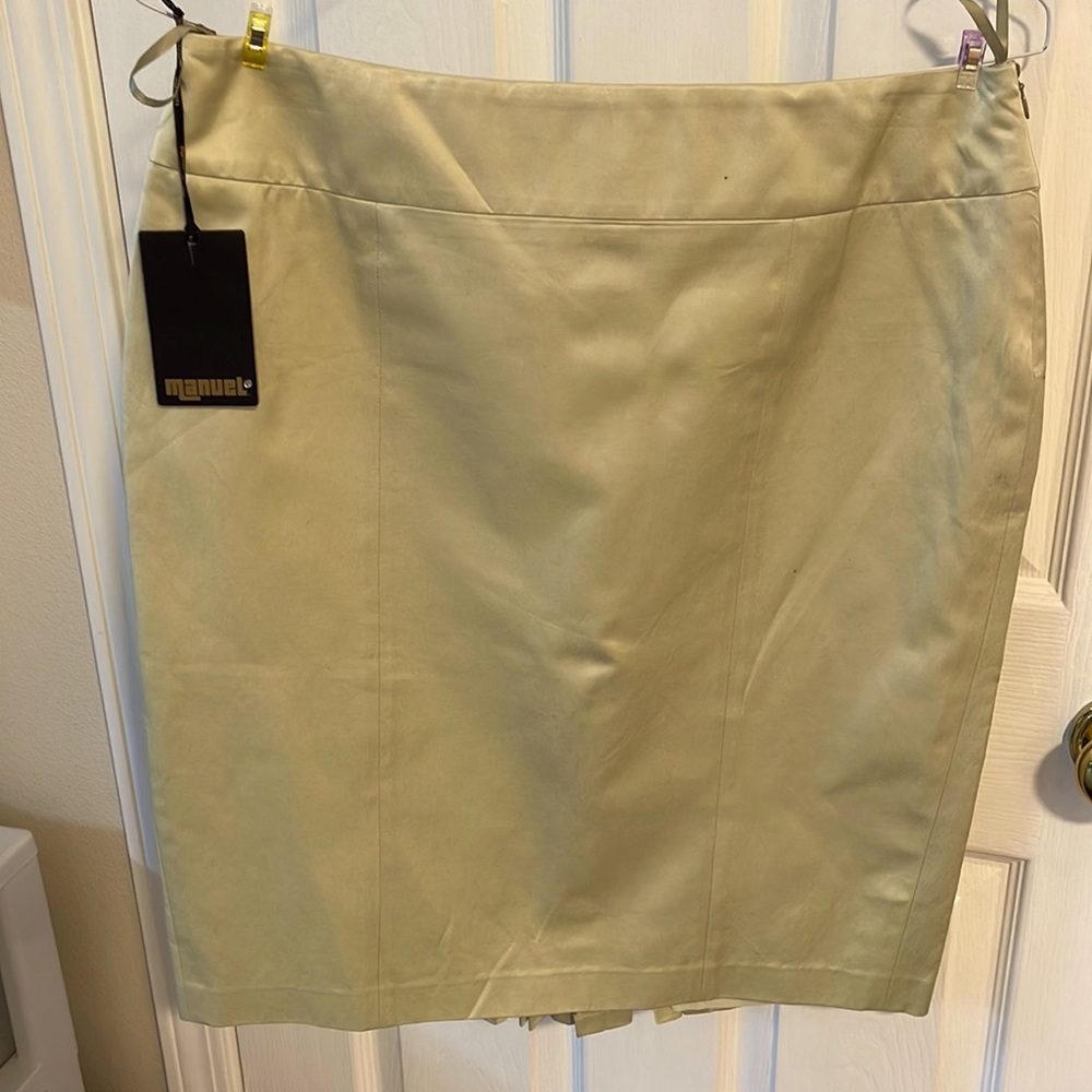 Manuel New skirt with back pleats. Made in Italy. 55% cotton & 45% rayon.